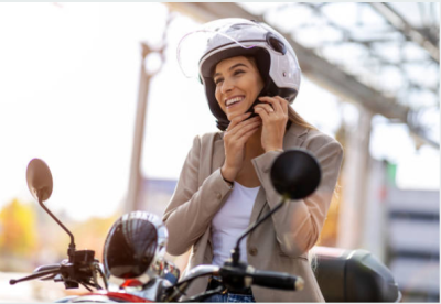 moto mujer en motocicleta sonriendo
